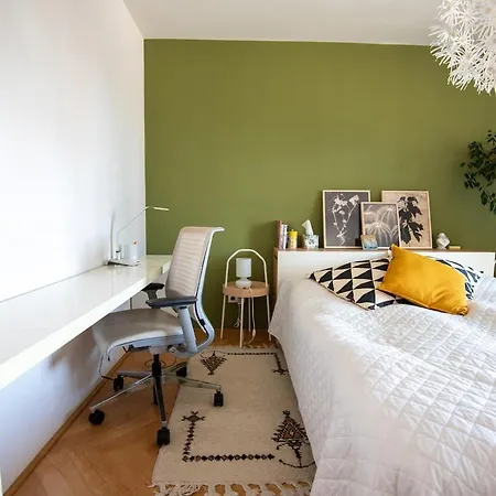 Spacious 2br - Nivy Mall - Fast Wifi - Balcony With View - Flex Check-in * Bratislava