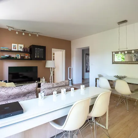 Modern 2Br Apartment Near Nivy Station & Downtown With Balcony & Fast Wifi