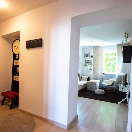 Bright 2br Business & - Nivy - Balcony - Fast Wifi Apartment