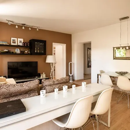 Bright 2br Business & - Nivy - Balcony - Fast Wifi Apartment *