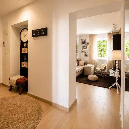 Bright 2br Business & - Nivy - Balcony - Fast Wifi Apartment *